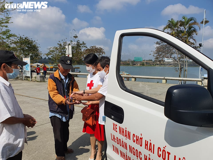 Ảnh: Ông Đoàn Ngọc Hải quyên góp được 170 triệu đồng cho người nghèo - 3