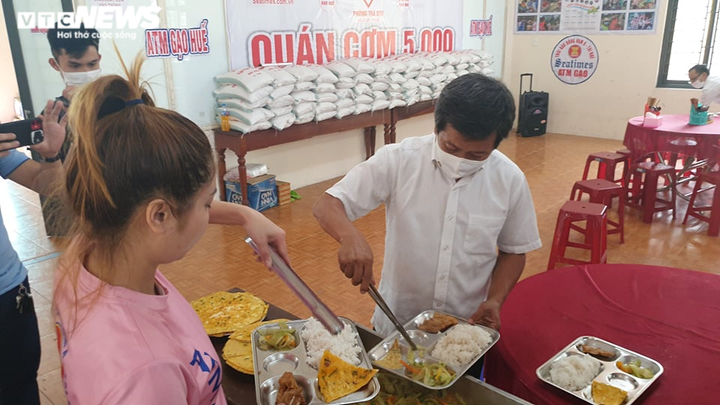 Ảnh: Ông Đoàn Ngọc Hải quyên góp được 170 triệu đồng cho người nghèo - 8