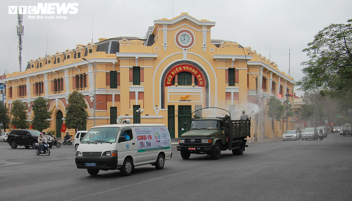 Ảnh: Hải Phòng phun hóa chất khử trùng 300km đường phố phòng chống COVID-19 - 1