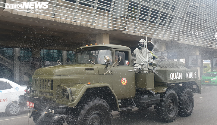 Ảnh: Hải Phòng phun hóa chất khử trùng 300km đường phố phòng chống COVID-19 - 10