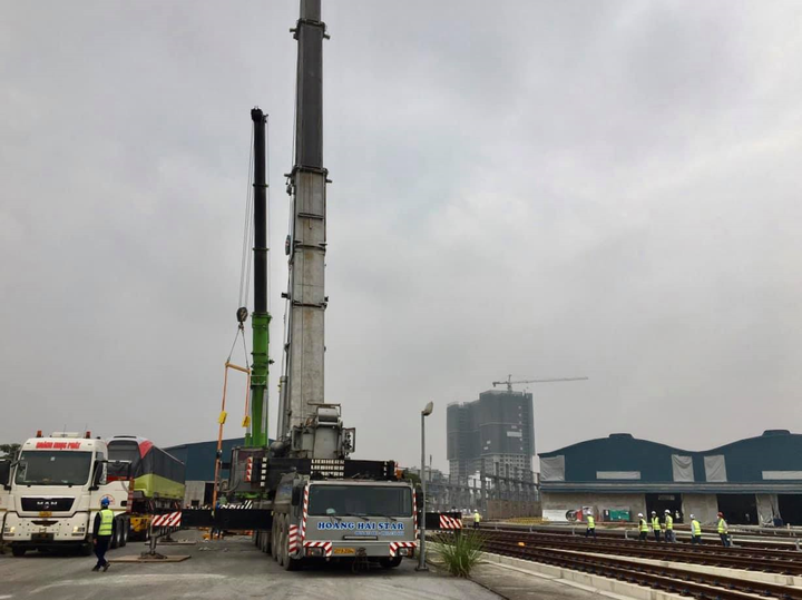 Ảnh: Đoàn tàu thứ 3 tuyến metro Nhổn - ga Hà Nội được đặt lên đường ray - 4