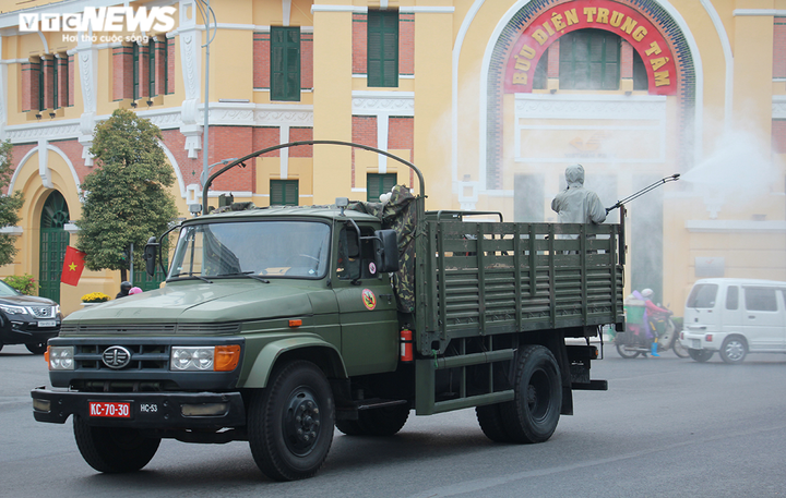 Ảnh: Hải Phòng phun hóa chất khử trùng 300km đường phố phòng chống COVID-19 - 2