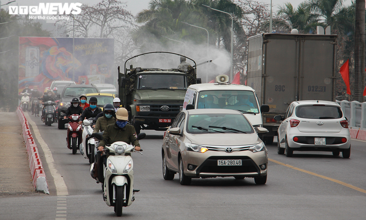 Ảnh: Hải Phòng phun hóa chất khử trùng 300km đường phố phòng chống COVID-19 - 3