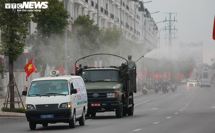 Ảnh: Hải Phòng phun hóa chất khử trùng 300km đường phố phòng chống COVID-19 - 4