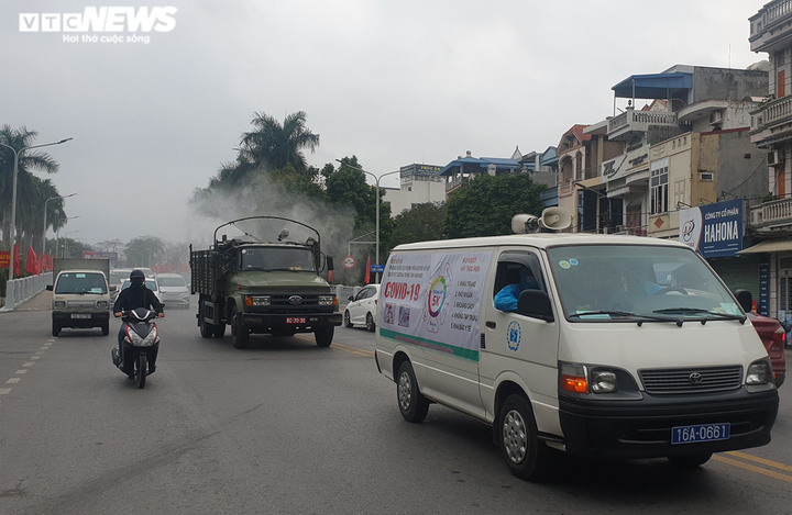 Ảnh: Hải Phòng phun hóa chất khử trùng 300km đường phố phòng chống COVID-19 - 5