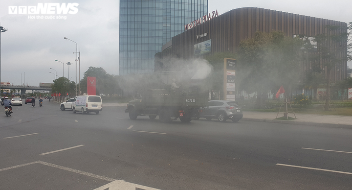 Ảnh: Hải Phòng phun hóa chất khử trùng 300km đường phố phòng chống COVID-19 - 6