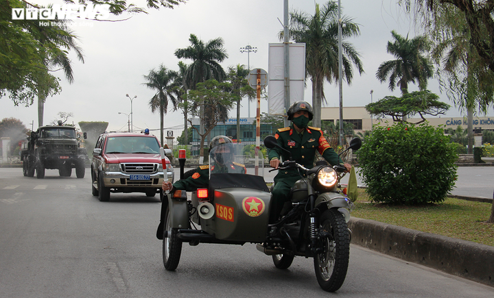 Ảnh: Hải Phòng phun hóa chất khử trùng 300km đường phố phòng chống COVID-19 - 7