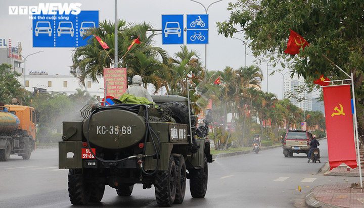 Ảnh: Hải Phòng phun hóa chất khử trùng 300km đường phố phòng chống COVID-19 - 8