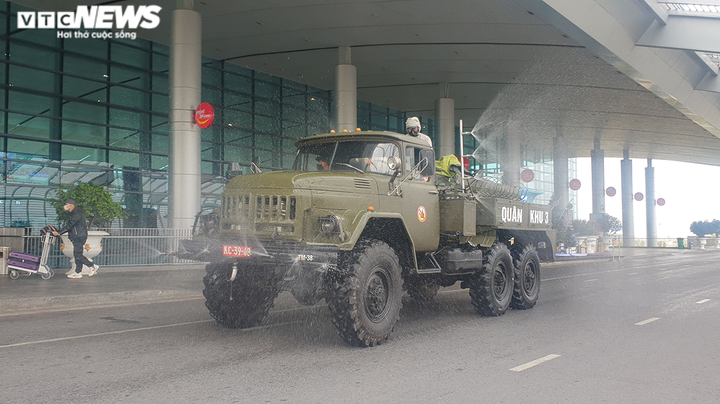 Ảnh: Hải Phòng phun hóa chất khử trùng 300km đường phố phòng chống COVID-19 - 9