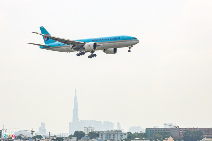 Cận cảnh lô vaccine COVID-19 đầu tiên về Việt Nam - 1