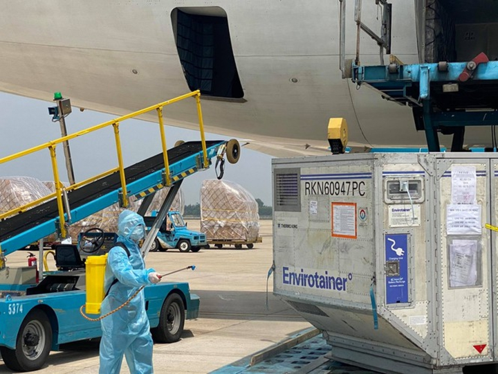 Cận cảnh lô vaccine COVID-19 đầu tiên về Việt Nam - 5