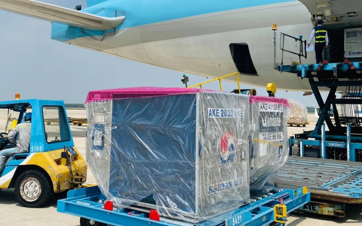 Cận cảnh lô vaccine COVID-19 đầu tiên về Việt Nam - 7