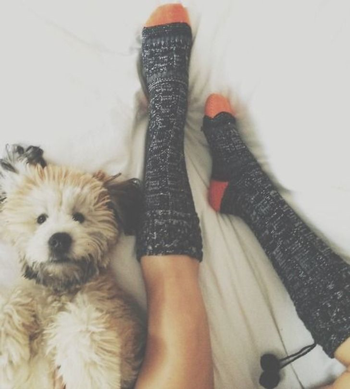 Trắc nghiệm vui đoán tính cách: Bạn đi tất hay để chân trần khi ngủ? - 1