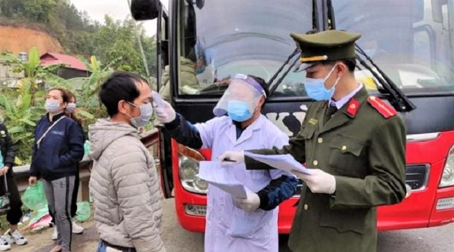 Về từ vùng dịch nhưng khai báo gian dối, đôi nam nữ bị phạt 15 triệu đồng - 1