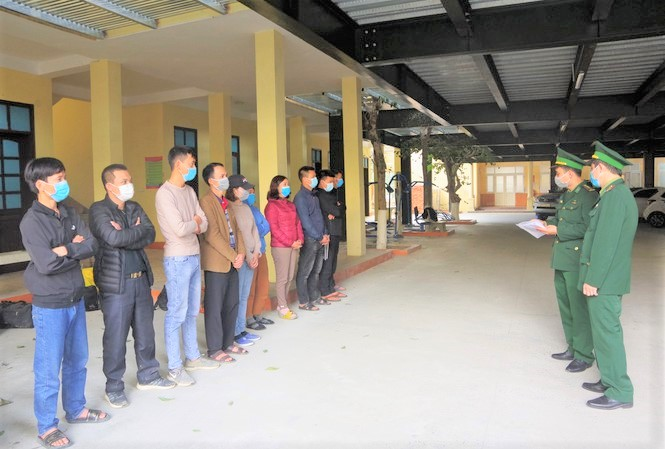 Bắt 1 người Lào đưa 9 người Việt Nam xuất cảnh trái phép - 1