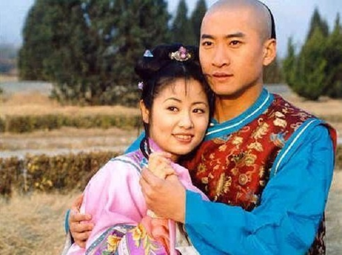 Nhĩ Khang 'Hoàn Châu cách cách': Bị tẩy chay, đi làm nông và thành triệu phú - 1