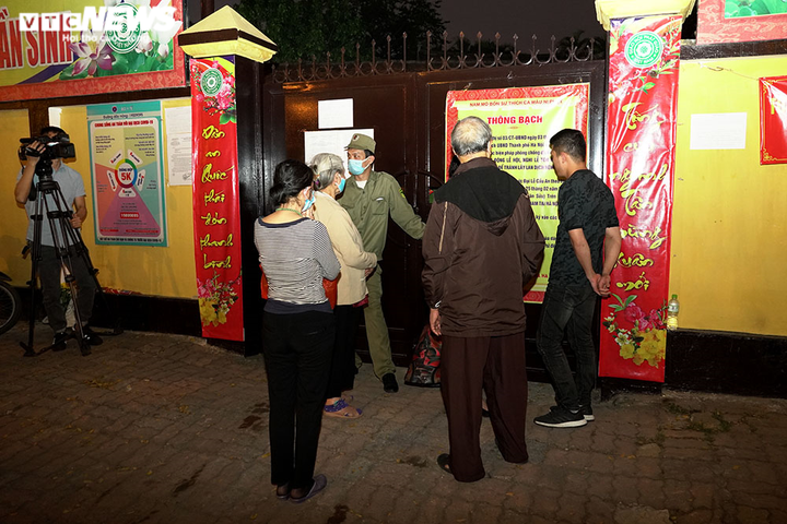 Chùa Phúc Khánh làm lễ cầu an trực tuyến, nhiều người đứng bên ngoài vái vọng - 2