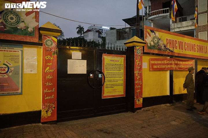 Chùa Phúc Khánh làm lễ cầu an trực tuyến, nhiều người đứng bên ngoài vái vọng - 1