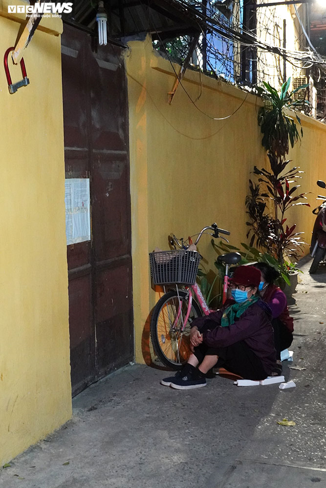 Chùa Phúc Khánh làm lễ cầu an trực tuyến, nhiều người đứng bên ngoài vái vọng - 4