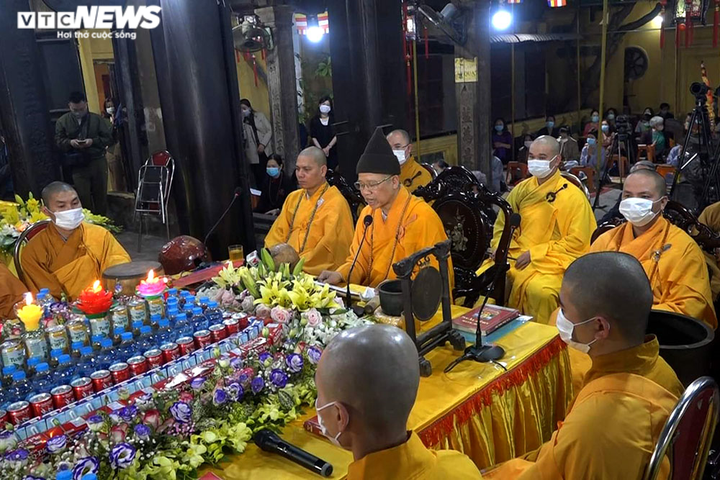 Chùa Phúc Khánh làm lễ cầu an trực tuyến, nhiều người đứng bên ngoài vái vọng - 5