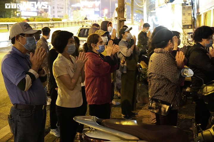 Chùa Phúc Khánh làm lễ cầu an trực tuyến, nhiều người đứng bên ngoài vái vọng - 7