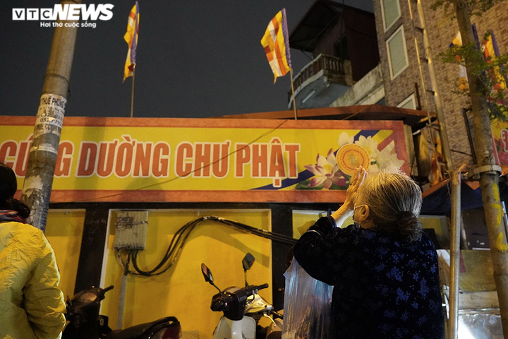 Chùa Phúc Khánh làm lễ cầu an trực tuyến, nhiều người đứng bên ngoài vái vọng - 9