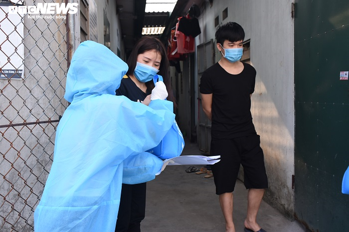 Ảnh: Mắc kẹt ở nhà trọ giữa tâm dịch, công nhân chồng chất lo cơm áo gạo tiền - 15