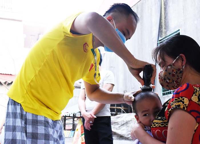 Ảnh: Mắc kẹt ở nhà trọ giữa tâm dịch, công nhân chồng chất lo cơm áo gạo tiền - 2