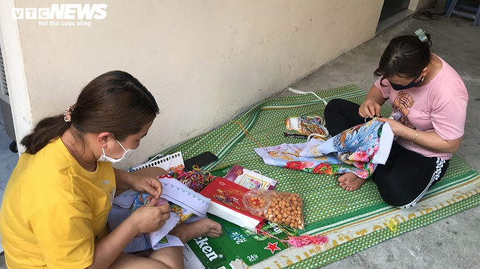 Ảnh: Mắc kẹt ở nhà trọ giữa tâm dịch, công nhân chồng chất lo cơm áo gạo tiền - 16