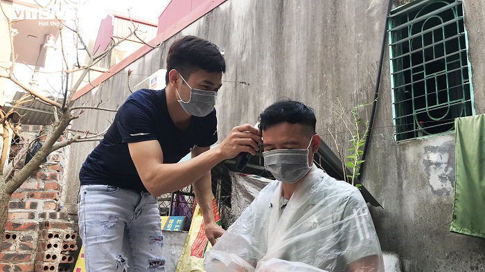 Ảnh: Mắc kẹt ở nhà trọ giữa tâm dịch, công nhân chồng chất lo cơm áo gạo tiền - 3