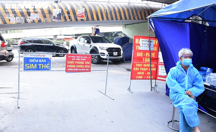 Ảnh: Mắc kẹt ở nhà trọ giữa tâm dịch, công nhân chồng chất lo cơm áo gạo tiền - 12