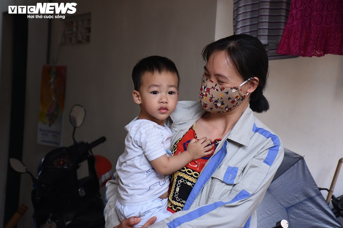 Ảnh: Mắc kẹt ở nhà trọ giữa tâm dịch, công nhân chồng chất lo cơm áo gạo tiền - 5