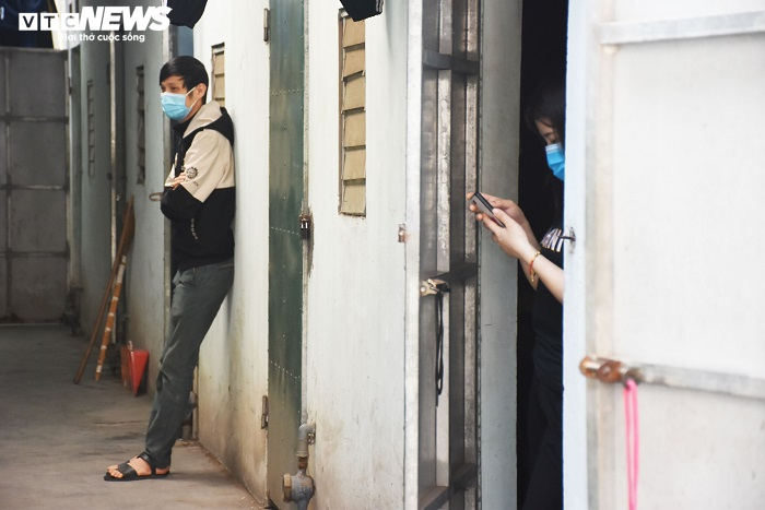 Ảnh: Mắc kẹt ở nhà trọ giữa tâm dịch, công nhân chồng chất lo cơm áo gạo tiền - 10