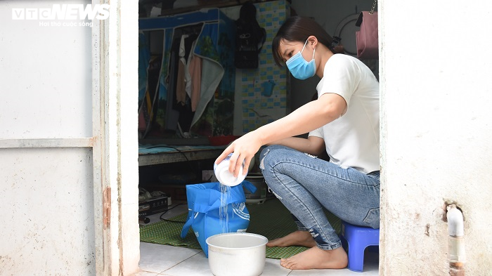 Ảnh: Mắc kẹt ở nhà trọ giữa tâm dịch, công nhân chồng chất lo cơm áo gạo tiền - 11