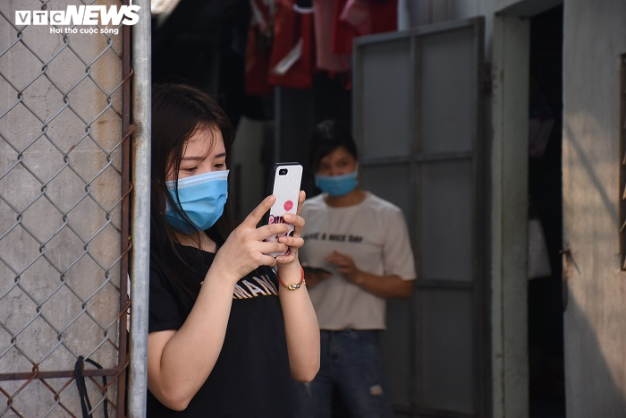 Ảnh: Mắc kẹt ở nhà trọ giữa tâm dịch, công nhân chồng chất lo cơm áo gạo tiền - 14