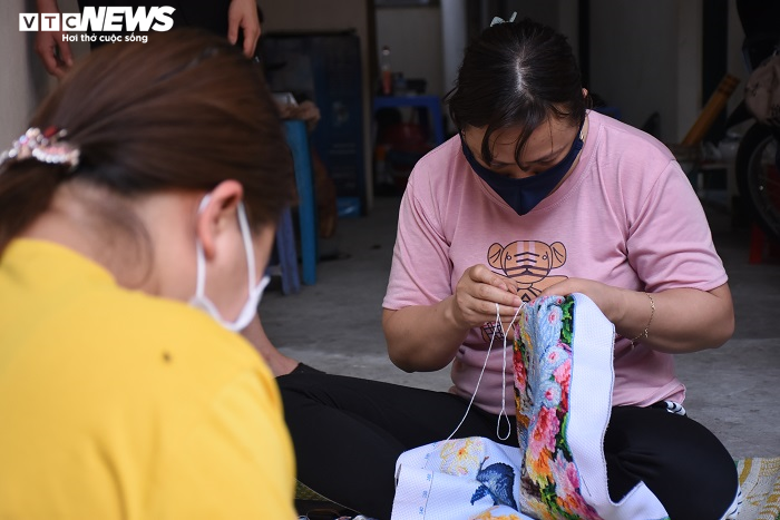 Ảnh: Mắc kẹt ở nhà trọ giữa tâm dịch, công nhân chồng chất lo cơm áo gạo tiền - 7