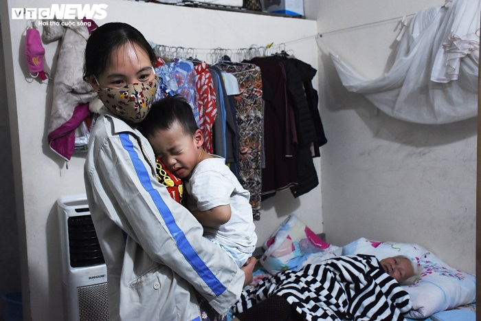 Ảnh: Mắc kẹt ở nhà trọ giữa tâm dịch, công nhân chồng chất lo cơm áo gạo tiền - 4