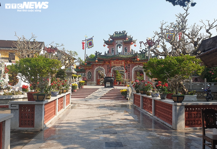 Nhiều ngày ngóng mỏi mắt không có một khách, chủ nhà hàng đóng cửa chờ hết dịch - 1