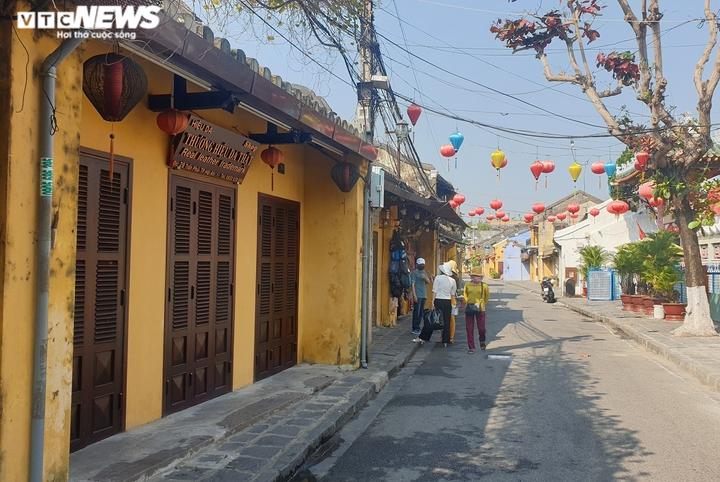 Nhiều ngày ngóng mỏi mắt không có một khách, chủ nhà hàng đóng cửa chờ hết dịch - 2