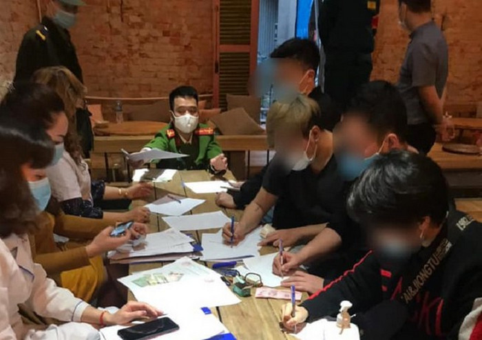 Uống cafe không đeo khẩu trang, 30 nam nữ bị phạt 60 triệu - 1