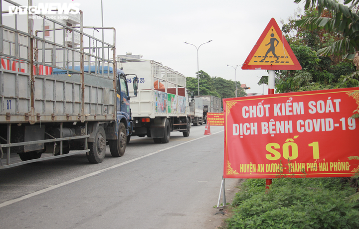 Ảnh: Xe chở hàng từ Hải Dương nườm nượp vào Hải Phòng - 1