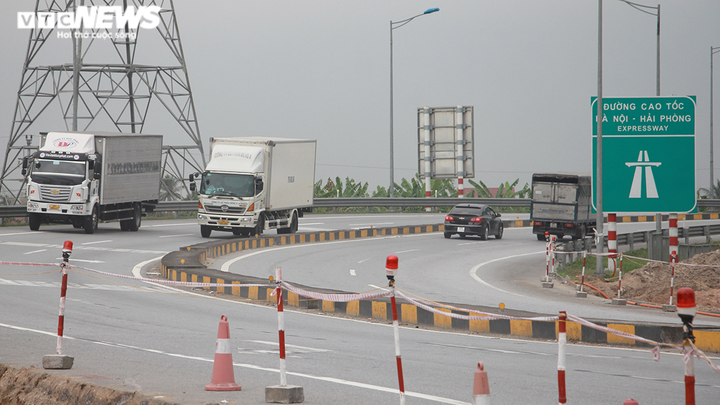 Ảnh: Xe chở hàng từ Hải Dương nườm nượp vào Hải Phòng - 9