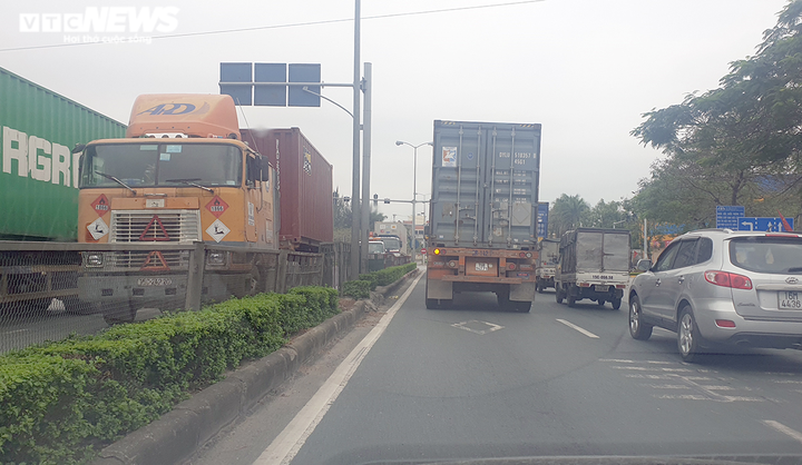 Ảnh: Xe chở hàng từ Hải Dương nườm nượp vào Hải Phòng - 12