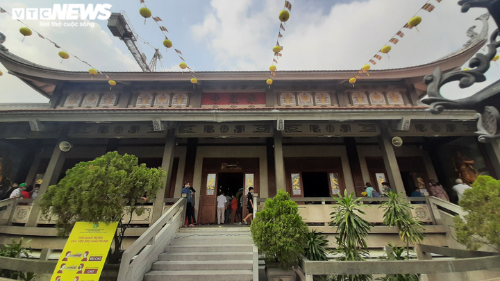 Tết Nguyên tiêu ở TP.HCM: Chùa đông nghịt khách, chùa lác đác vài người - 11