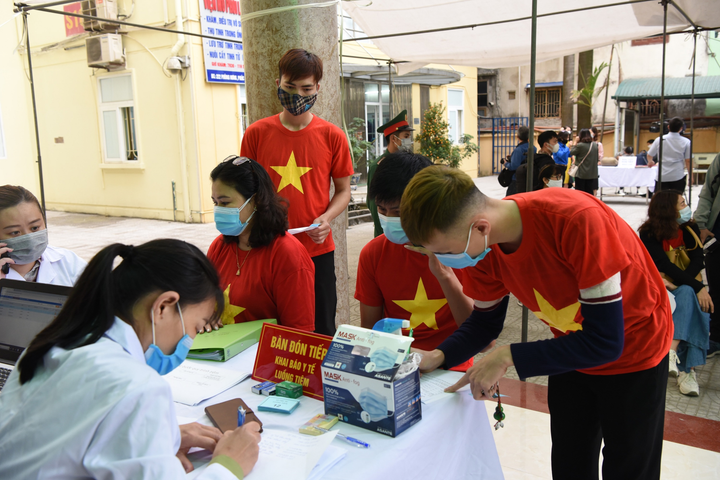 Người mắc bệnh lý nền thử nghiệm vaccine COVID-19 của Việt Nam giai đoạn 2 - 3