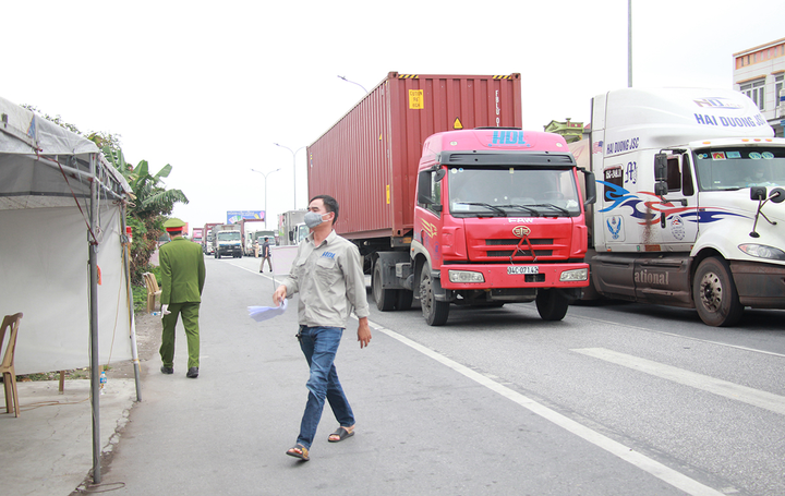 Ảnh: Xe chở hàng từ Hải Dương nườm nượp vào Hải Phòng - 2