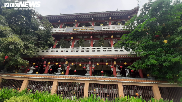 Tết Nguyên tiêu ở TP.HCM: Chùa đông nghịt khách, chùa lác đác vài người - 6