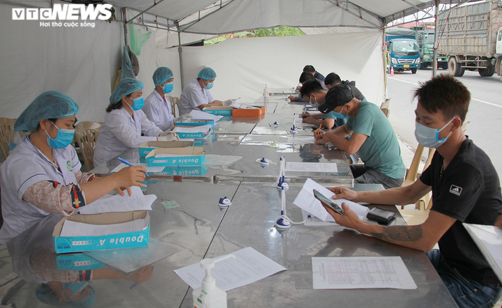 Ảnh: Xe chở hàng từ Hải Dương nườm nượp vào Hải Phòng - 3