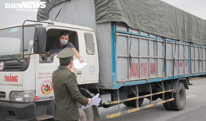 Ảnh: Xe chở hàng từ Hải Dương nườm nượp vào Hải Phòng - 4