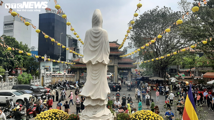 Tết Nguyên tiêu ở TP.HCM: Chùa đông nghịt khách, chùa lác đác vài người - 2